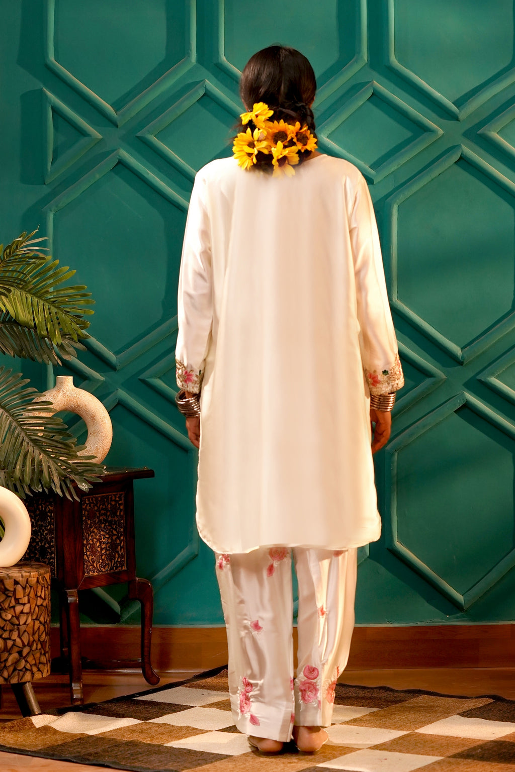 Gul-Dasta- Kashmiri sateen 3 pc suit white floral thread work with zari - Ivory Silk