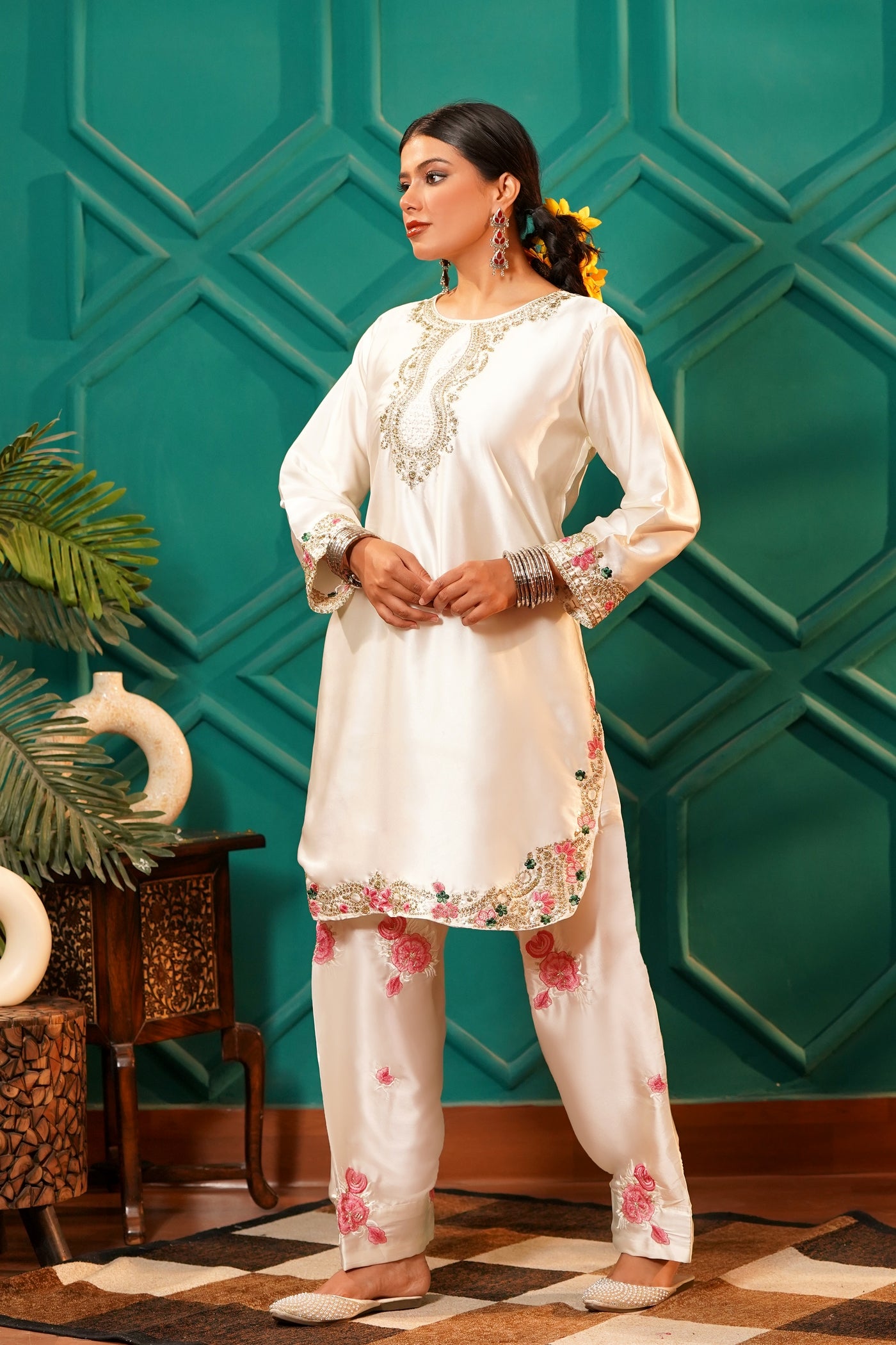Gul-Dasta- Kashmiri sateen 3 pc suit white floral thread work with zari - Ivory Silk