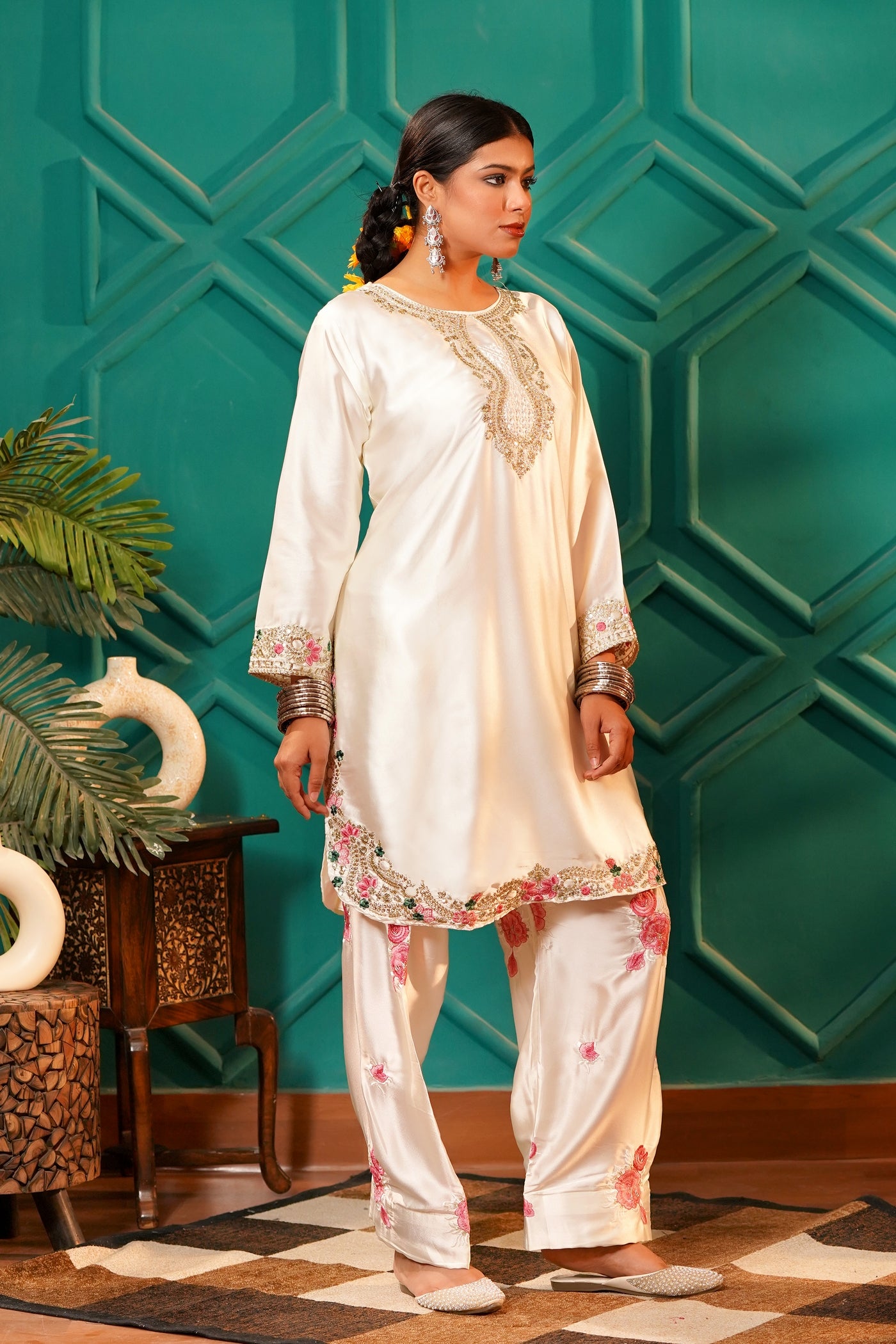 Gul-Dasta- Kashmiri sateen 3 pc suit white floral thread work with zari - Ivory Silk