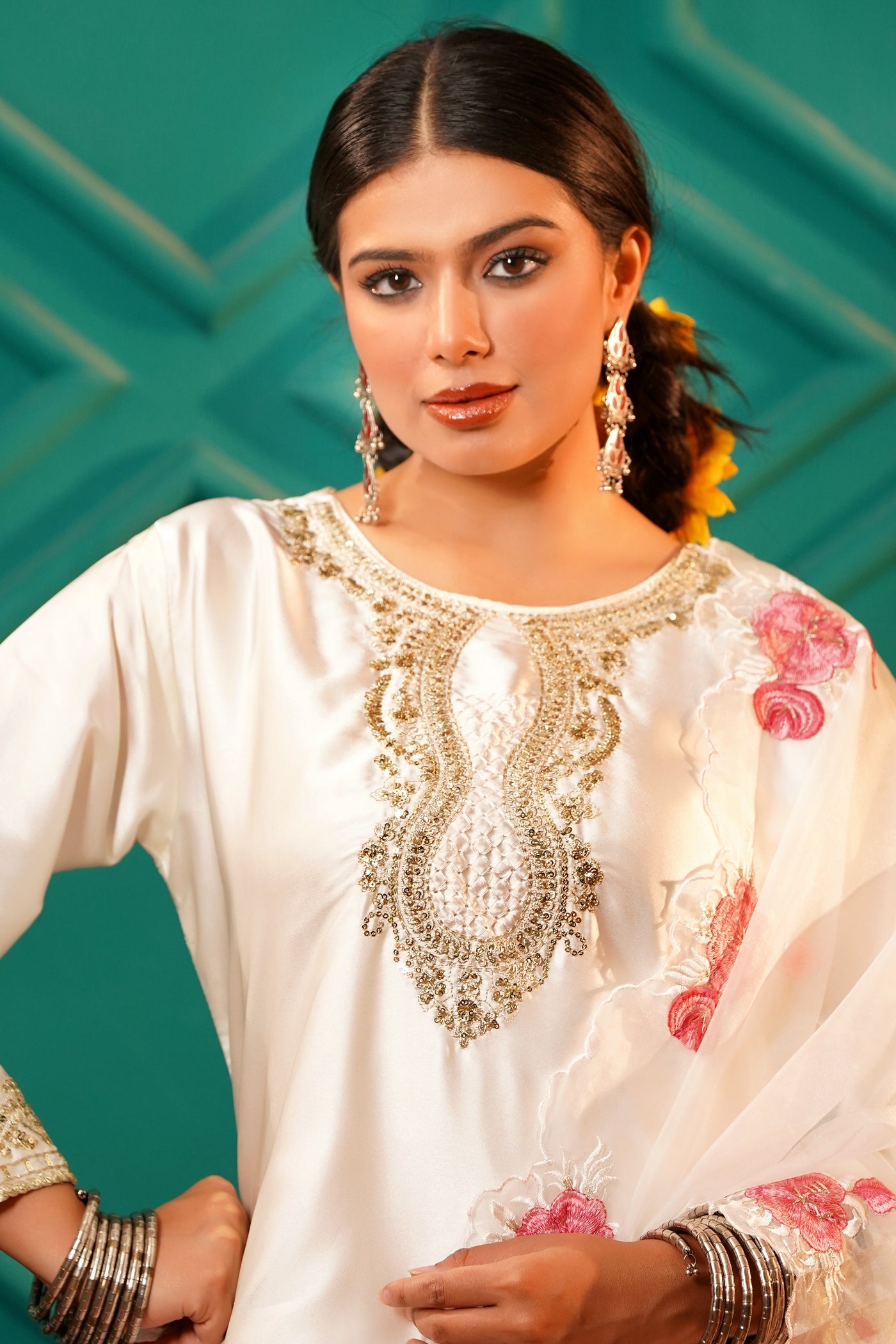 Gul-Dasta- Kashmiri sateen 3 pc suit white floral thread work with zari - Ivory Silk