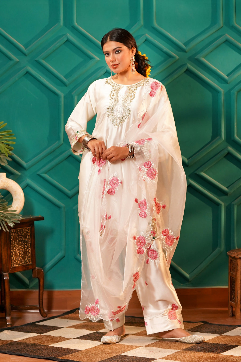Gul-Dasta- Kashmiri sateen 3 pc suit white floral thread work with zari - Ivory Silk
