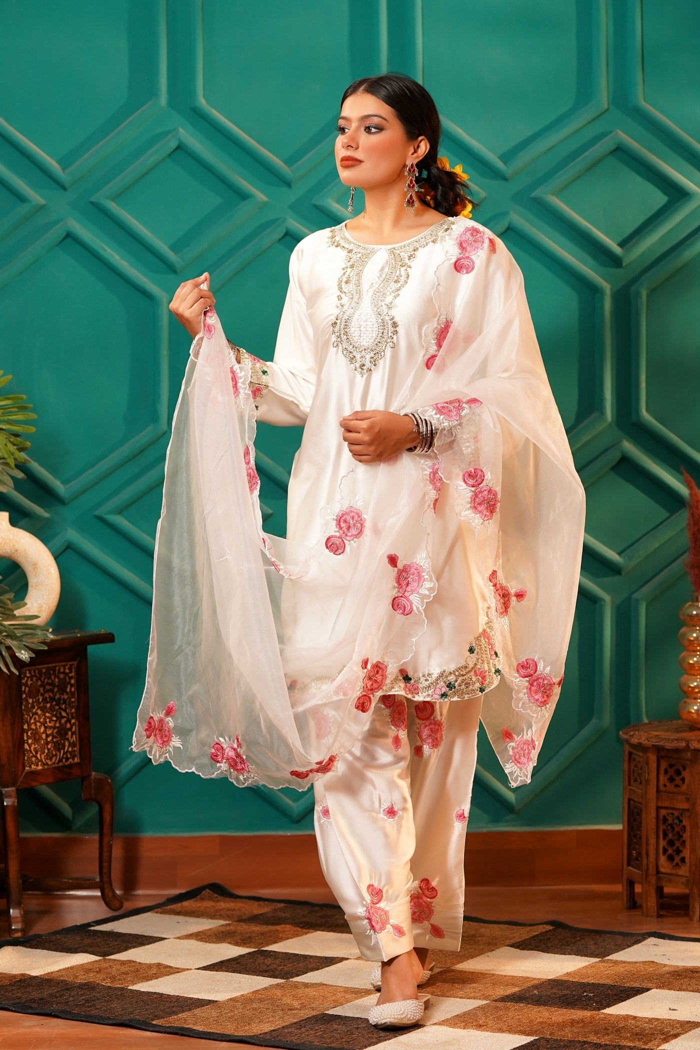 Gul-Dasta- Kashmiri sateen 3 pc suit white floral thread work with zari - Ivory Silk